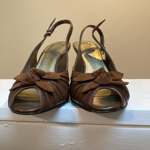 Franco Sarto Leather Slingbacks with Brown Suede Bows  size 6 Genuine Leather - Picture 2 of 8